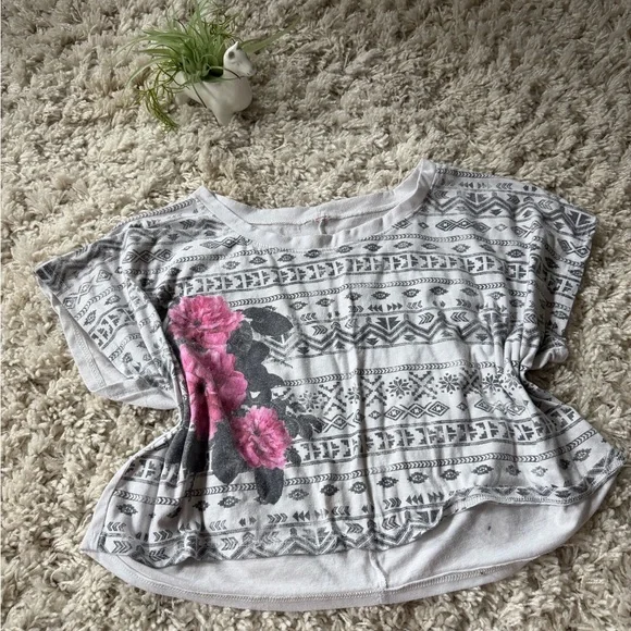 Chic Women's Short Sleeve Top with Gray and Pink Floral Design - Picture 4 of 5